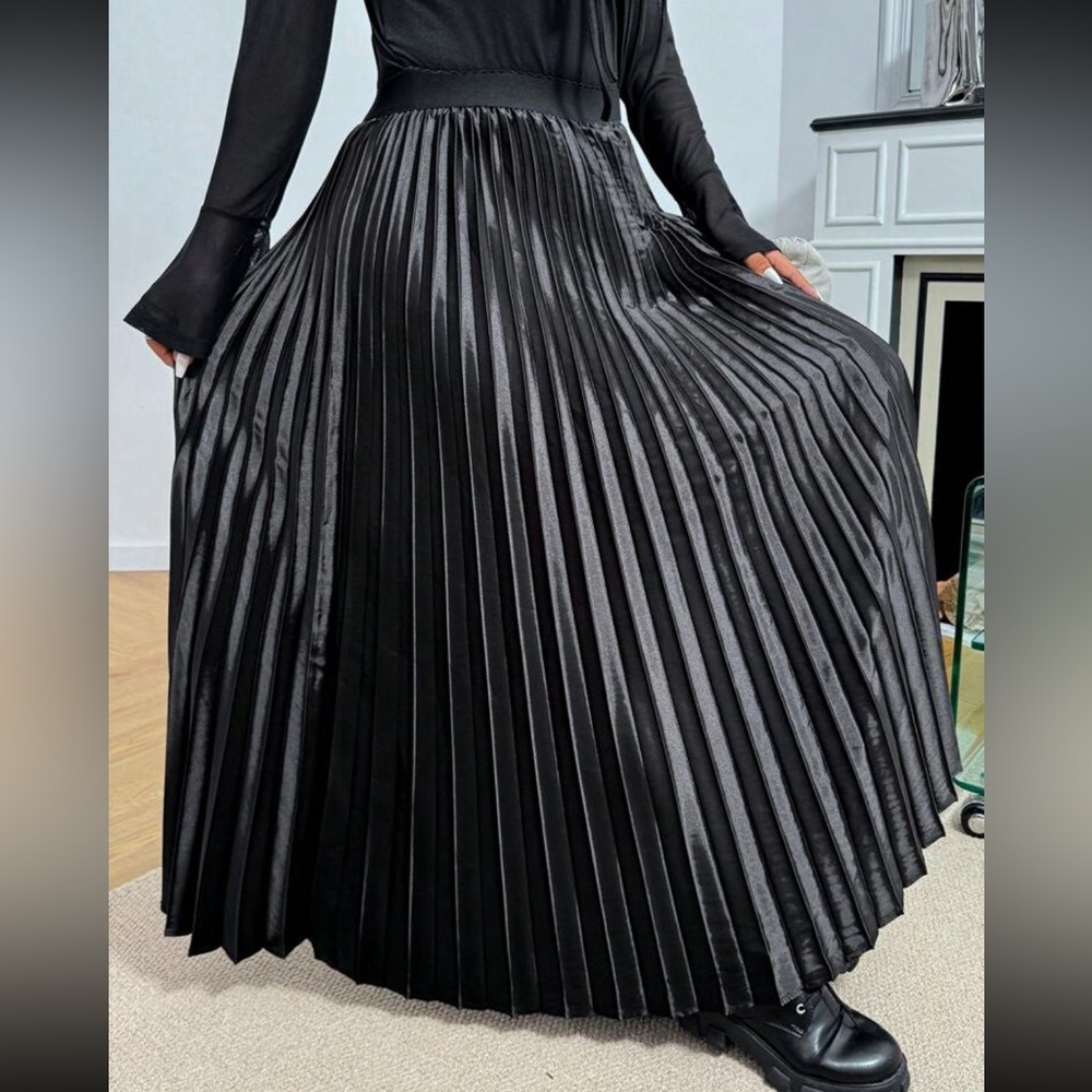 Luxe plus size elastic waist pleated maxi skirt